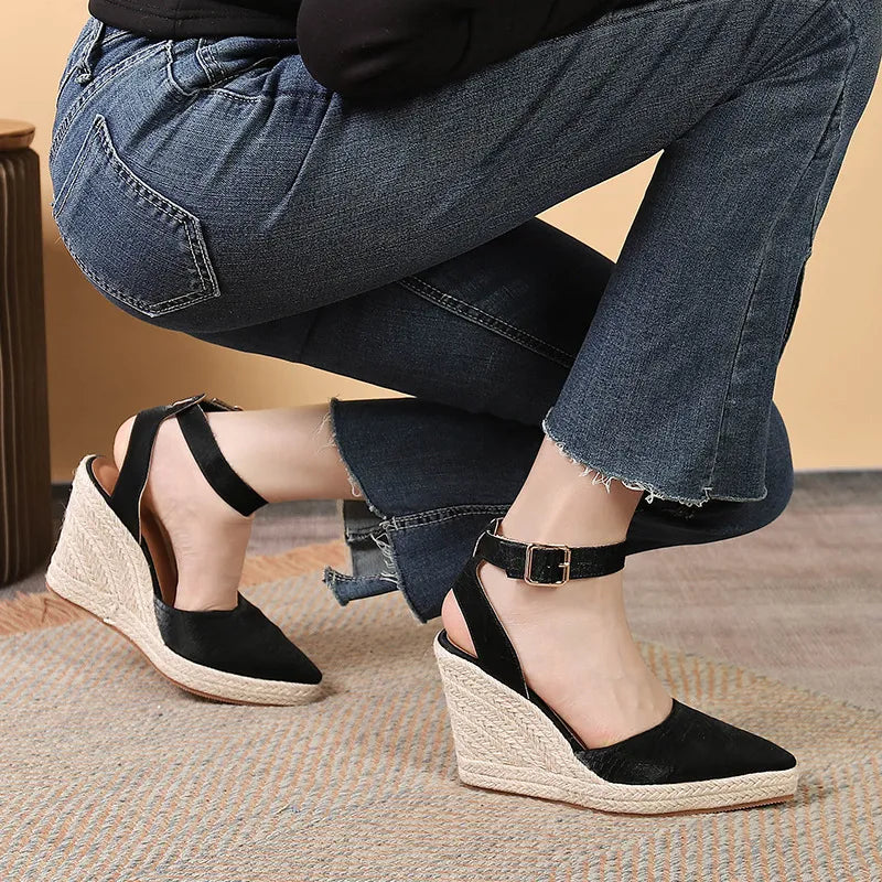 Damen Keilsandaletten mit Bastsohle ⎜ Elegante Sommerschuhe mit spitzer Kappe und verstellbarem Knöchelriemen