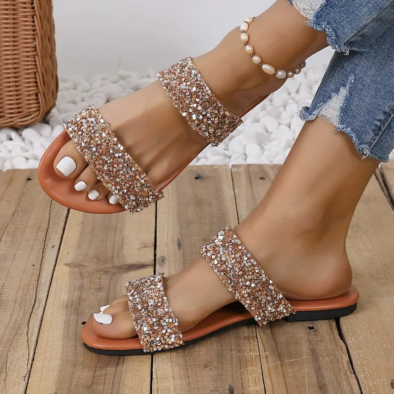 Damen Flache Slipper ⎜ Bequeme Sommerschuhe mit Doppelriemen und Glitzerdekor für Alltag & Freizeit