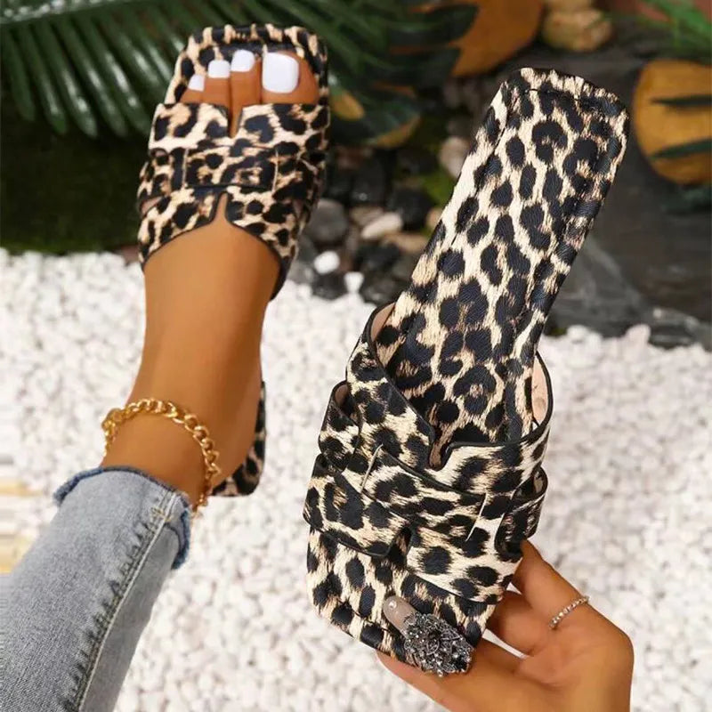 Damen Pantoletten mit Leopardenmuster ⎜ Bequeme Sandalen mit Quadratischer Spitze für Alltag und Große Größen