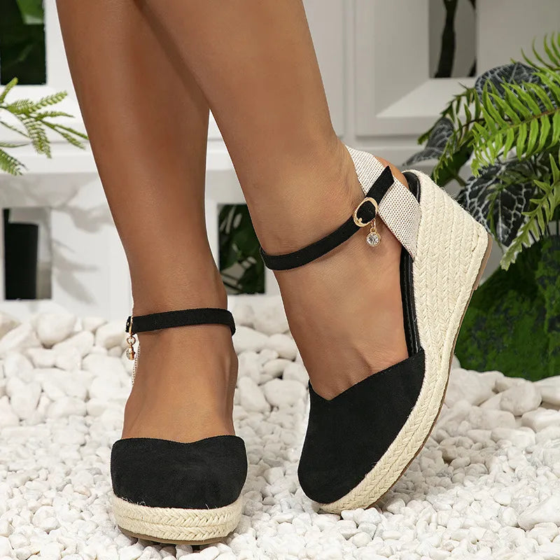 Damen Keilsandaletten ⎜ Bequeme Römersandalen mit hohem Absatz und Knöchelriemen für Alltag & Freizeit