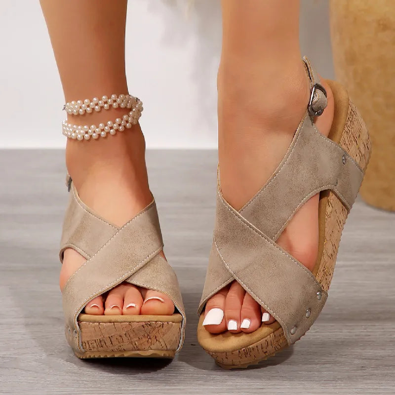 Keilsandaletten Damen Sommer ⎜ Bequeme Plateausandalen mit Riemchen und Nieten für Alltag & Freizeit