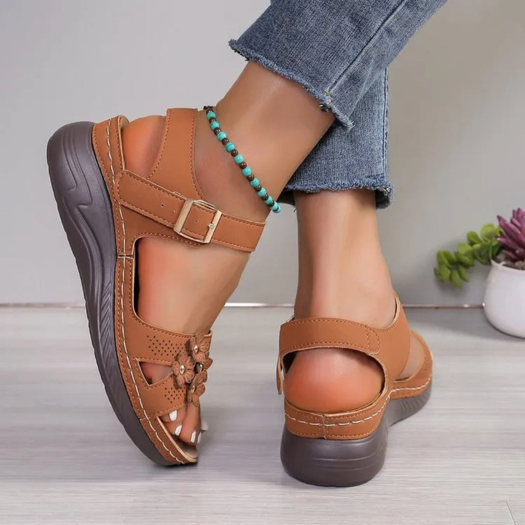 Keilsandalen für Damen ⎜ Bequeme Sommerschuhe mit Blumenapplikation und Rutschfester Sohle für Alltag