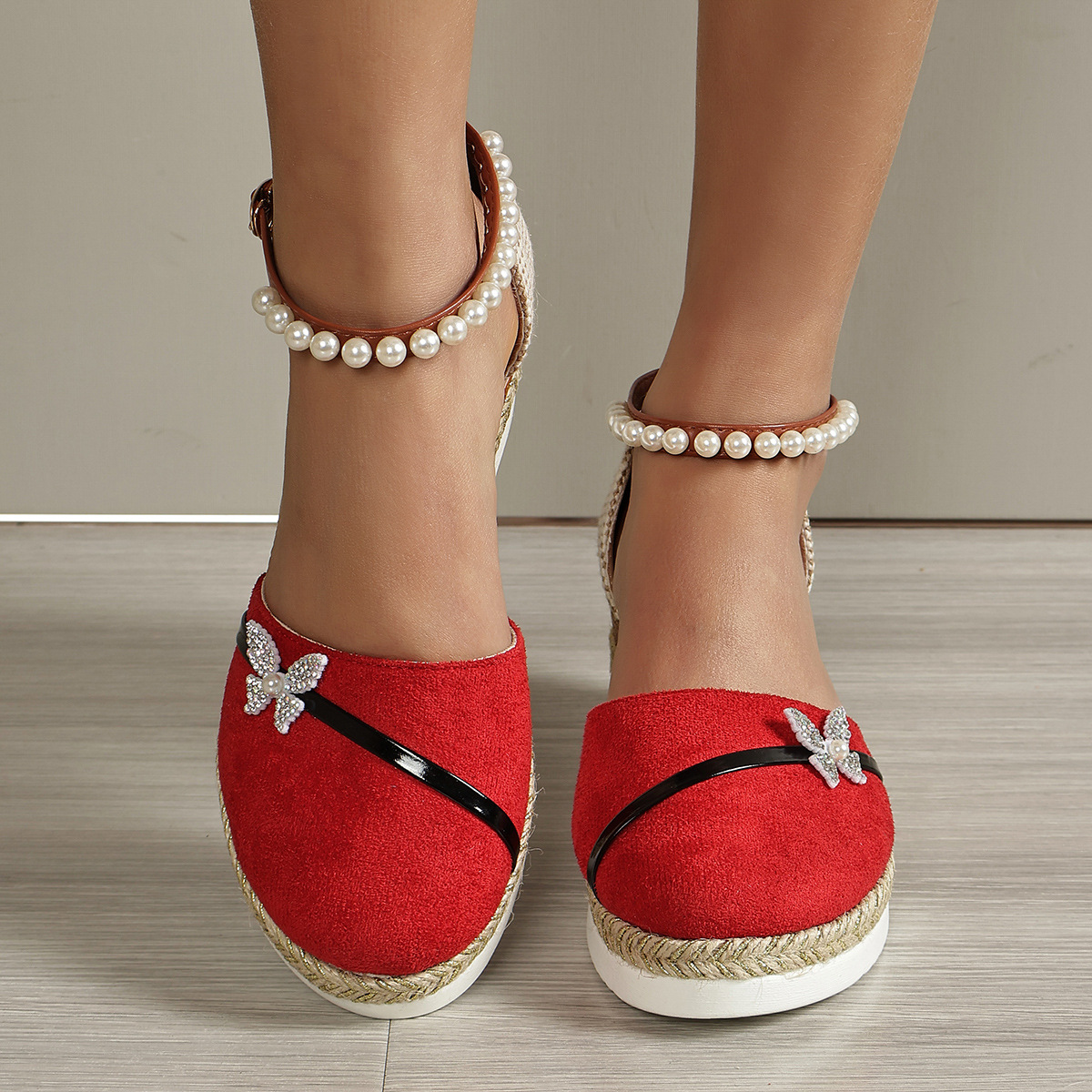 Keilabsatz Sandalen für Damen ⎜ Bequeme Sommerschuhe mit Perlenriemen und geflochtener Sohle