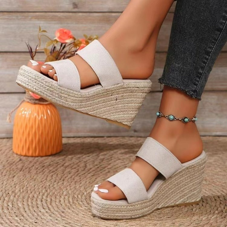 Keilabsatz Hausschuhe für Damen ⎜ Sommerliche Sandalen mit Seilsohle und bequemem Doppelriemen