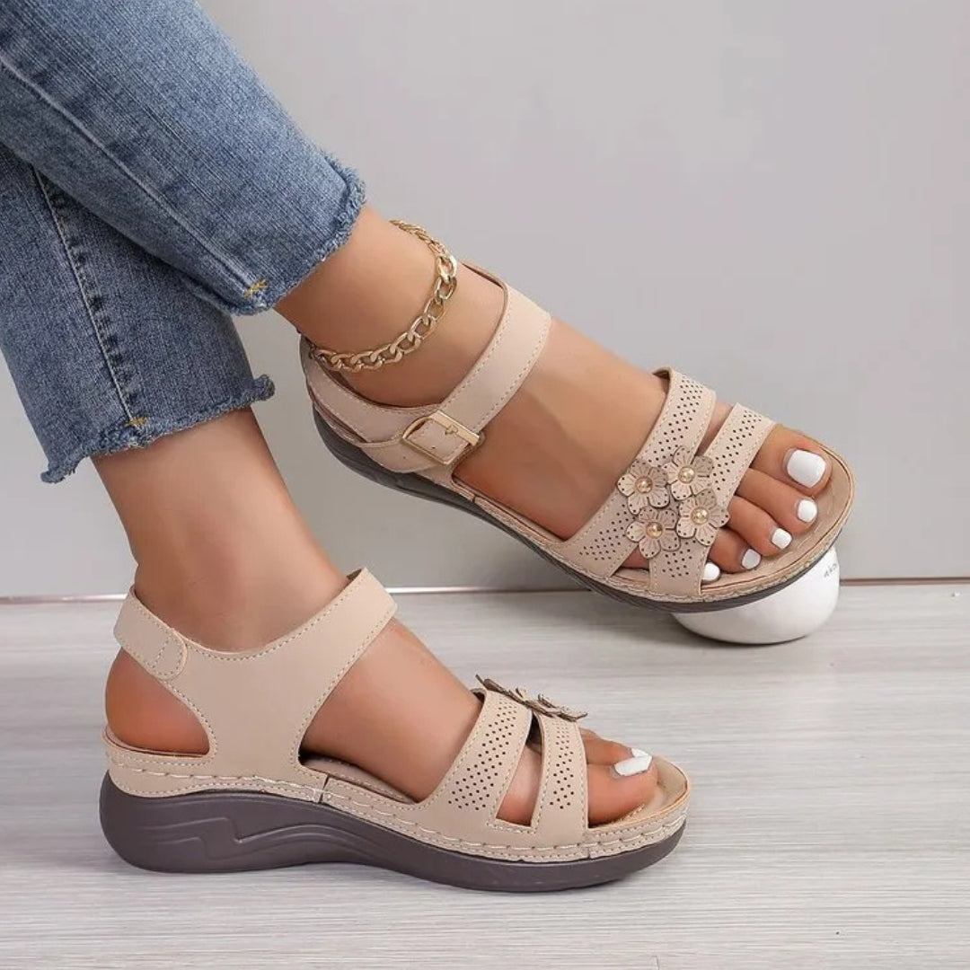 Keilsandalen für Damen ⎜ Bequeme Sommerschuhe mit Blumenapplikation und Rutschfester Sohle für Alltag