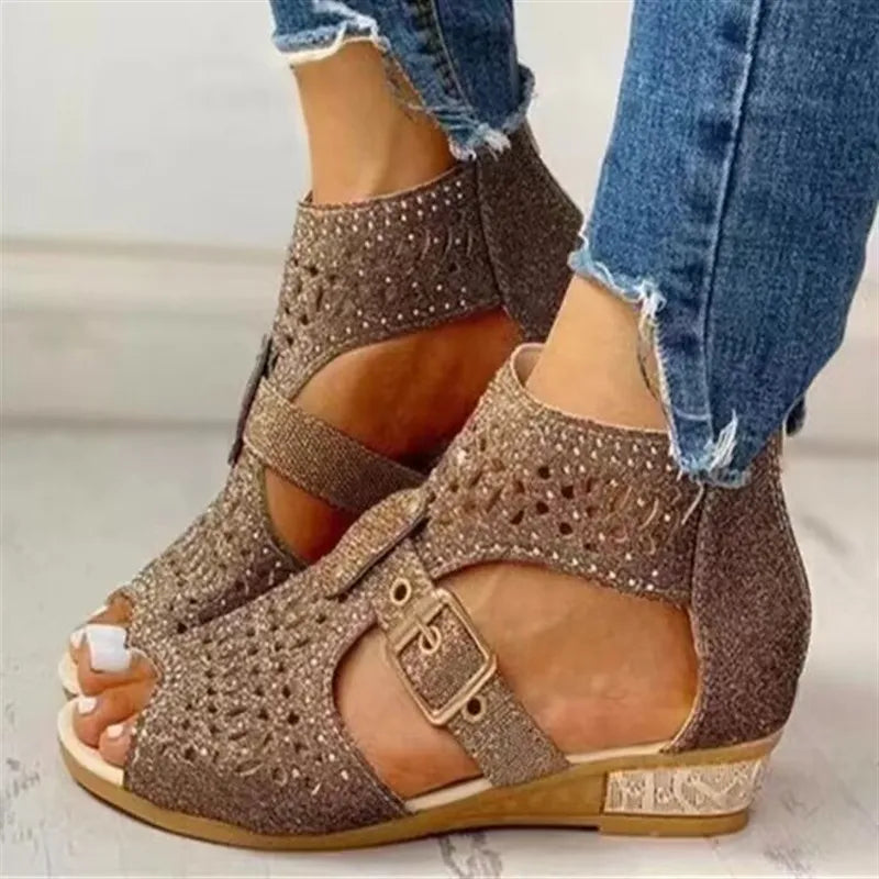 Damen Keilsandaletten ⎜ Bequeme Sommerschuhe mit Strass, Cut-out Design und Verstellbarer Schnalle