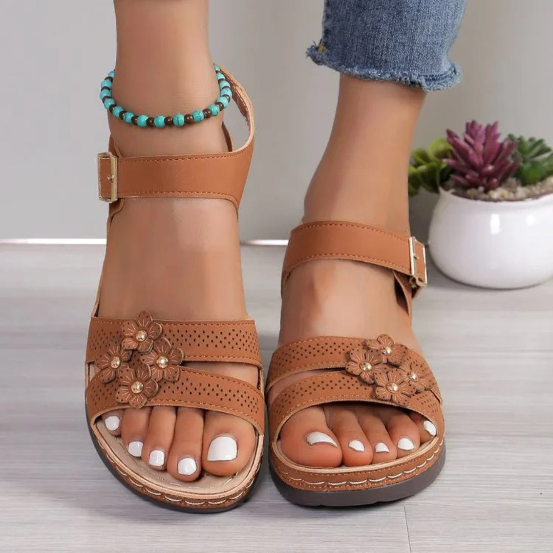 Keilsandalen für Damen ⎜ Bequeme Sommerschuhe mit Blumenapplikation und Rutschfester Sohle für Alltag