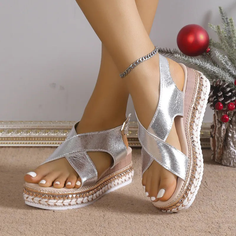 Plateausandalen für Damen ⎜ Glänzende Sommerschuhe mit Kreuzriemen und geflochtener Bastsohle in Komfortweite