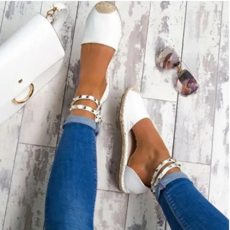 Flache Espadrilles für Damen ⎜ Bequeme Schuhe mit Nietenapplikation und Jutegarn-Sohle für den Sommer
