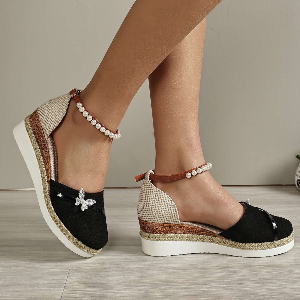 Keilabsatz Sandalen für Damen ⎜ Bequeme Sommerschuhe mit Perlenriemen und geflochtener Sohle