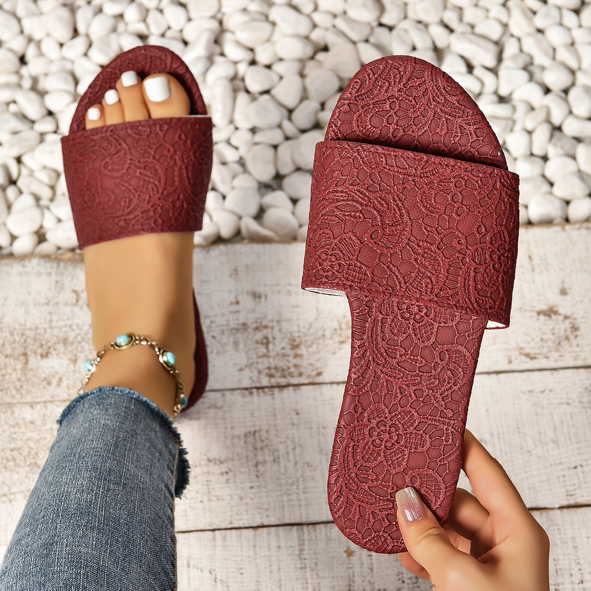 Damen Flat Sandalen mit Struktur-Design ⎜ Bequeme Rutschsichere Slides im Retro-Stil für den Sommer