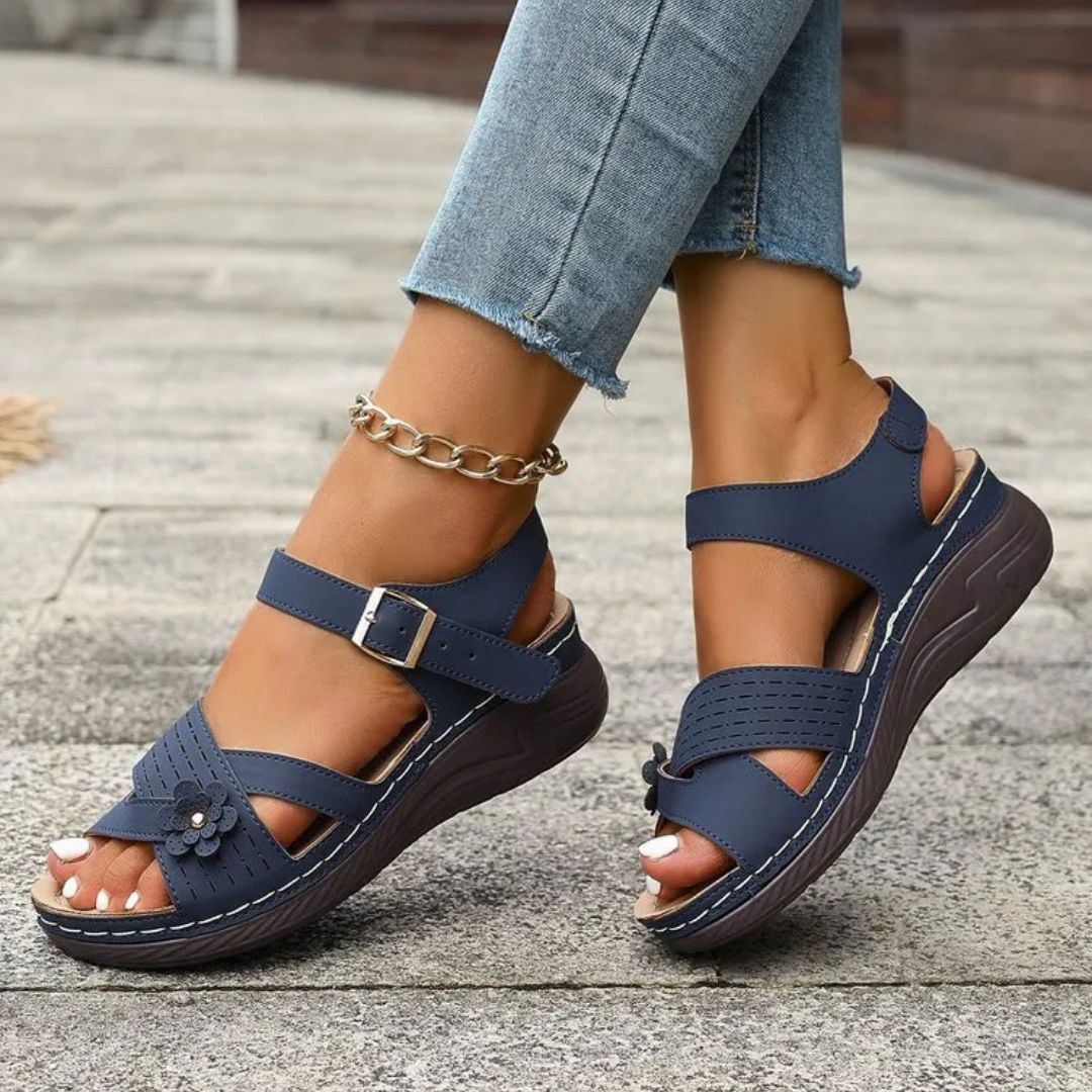 Damen Plateau Sandalen mit Blumen ⎜ Bequeme Schuhe mit verstellbarem Riemen und modischem Design