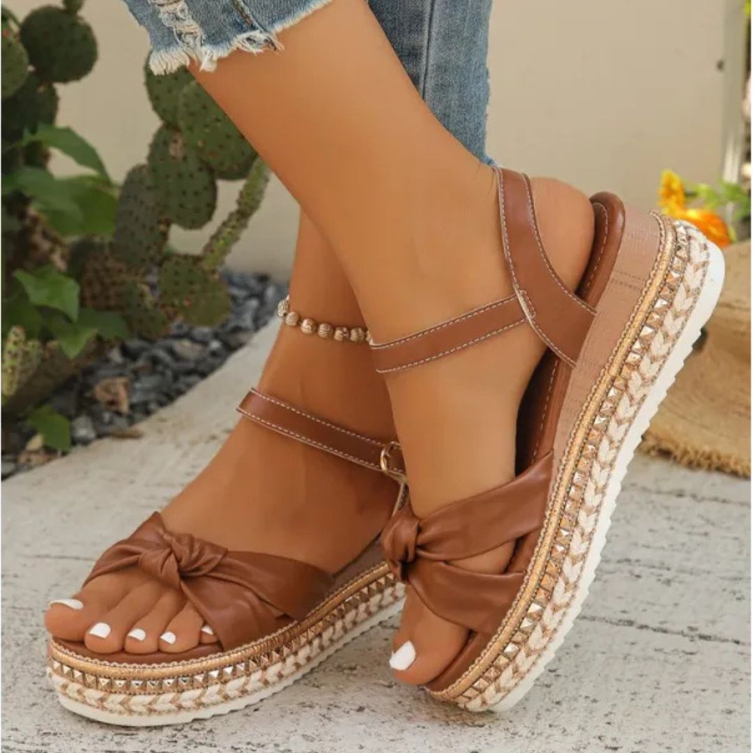 Plateausandalen für Damen ⎜ Sommerliche Schuhe mit Knoten-Design und dekorativer Bastsohle in Komfortweite