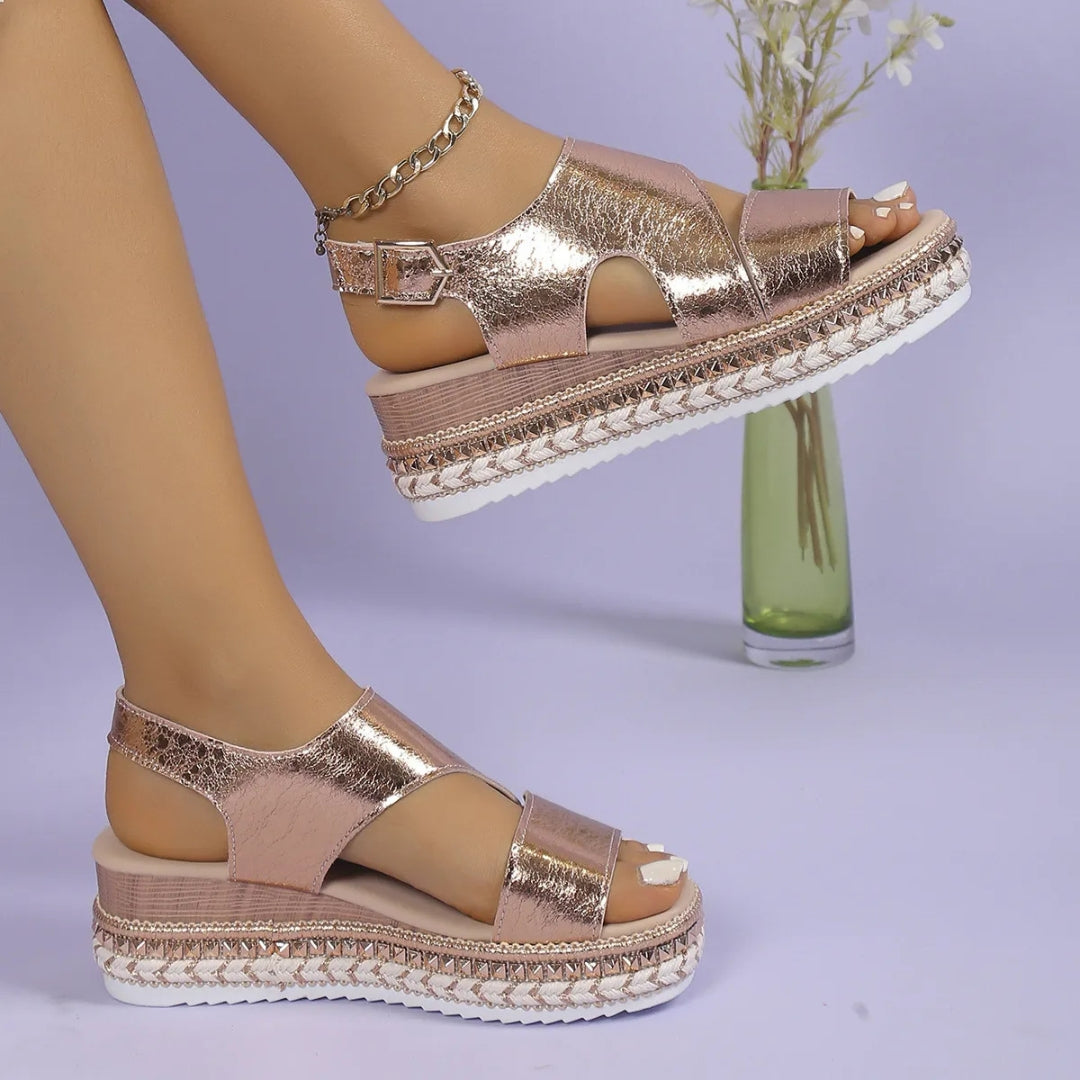 Keilsandalen für Damen ⎜ Bequeme Sommerschuhe mit Elastikband und Rutschfester Sohle In Metallic-Optik