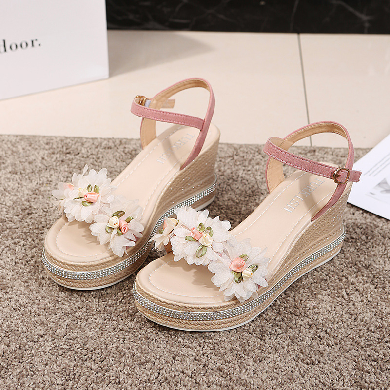 Damen Keilsandaletten Sommer ⎜ Bequeme Plateausandalen mit Blumenapplikationen und verstellbarem Knöchelriemen