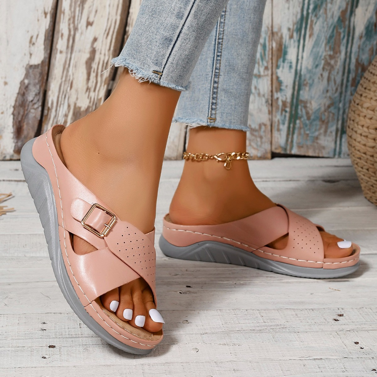 Bequeme Damen Pantoletten mit Kreuzriemen ⎜ Rutschfeste Sommerschuhe mit weichem Fußbett und Keilabsatz
