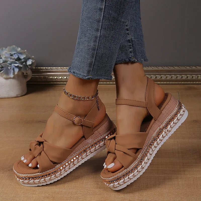 Damen Plateau-Sandalen ⎜ Bequeme Sommerschuhe mit Schleife und Verstellbarem Riemen für Alltag & Urlaub