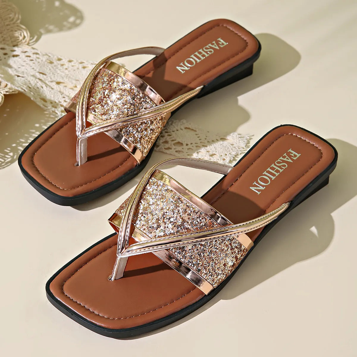 Damen Sandalen mit Glitzer-Details ⎜ Modische Flip-Flops mit Kreuzriemen und komfortablem Blockabsatz