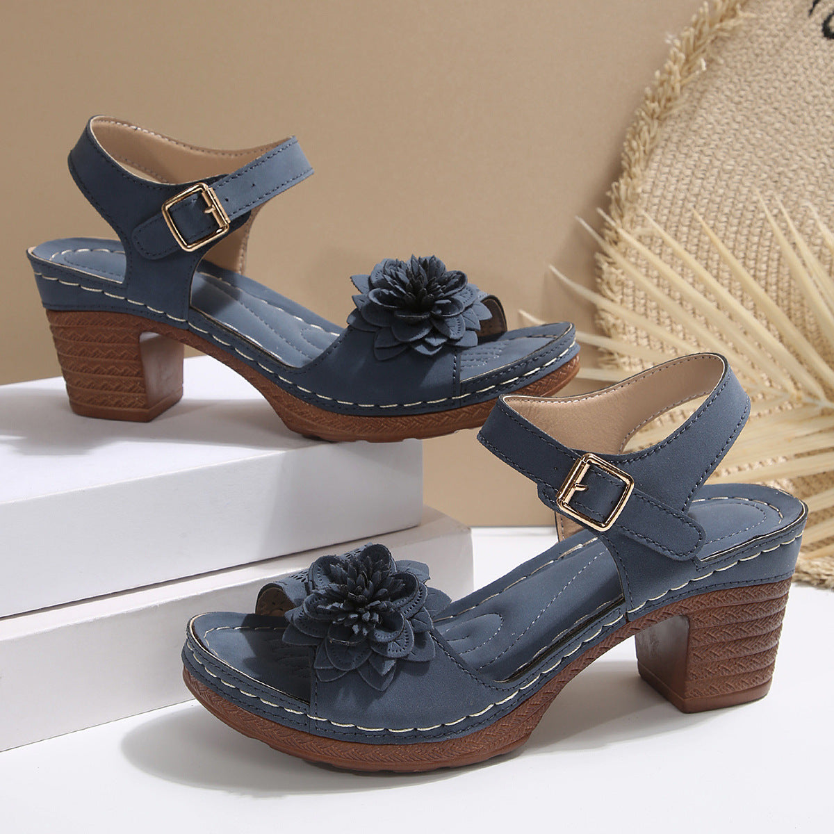 Chunky Heel Sandalen für Damen ⎜ Sommerliche Plattform-Schuhe mit Blumenapplikation