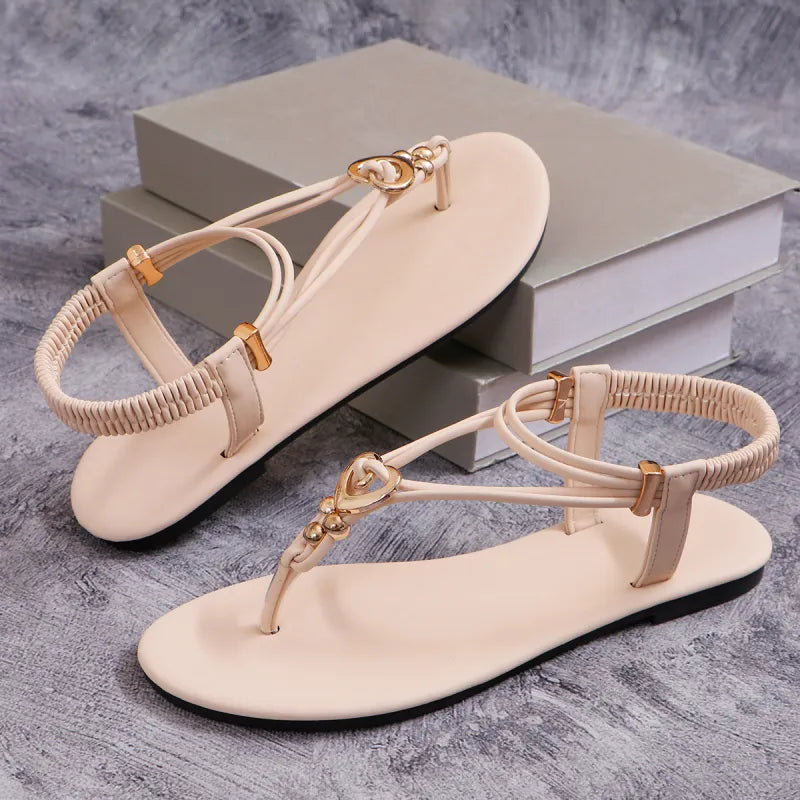 Damen Flache Zehensandalen ⎜ Bequeme Sommerschuhe mit Herzdeko und Elastischem Riemen für Strand & Freizeit