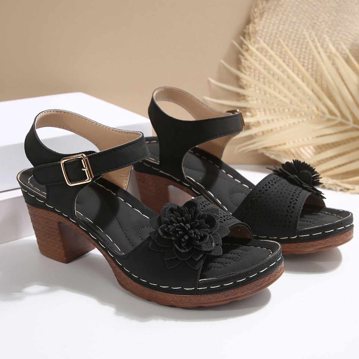 Chunky Heel Sandalen für Damen ⎜ Sommerliche Plattform-Schuhe mit Blumenapplikation