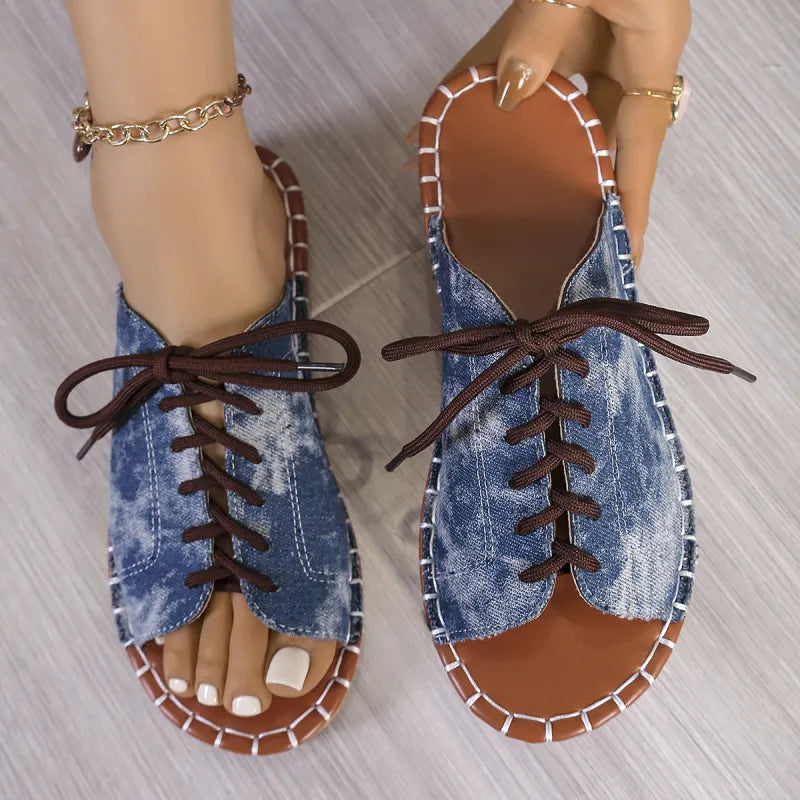 Sommer Slipper für Damen ⎜ Bequeme offene Schuhe mit Denim-Optik und Schnürung für Freizeit und Alltag