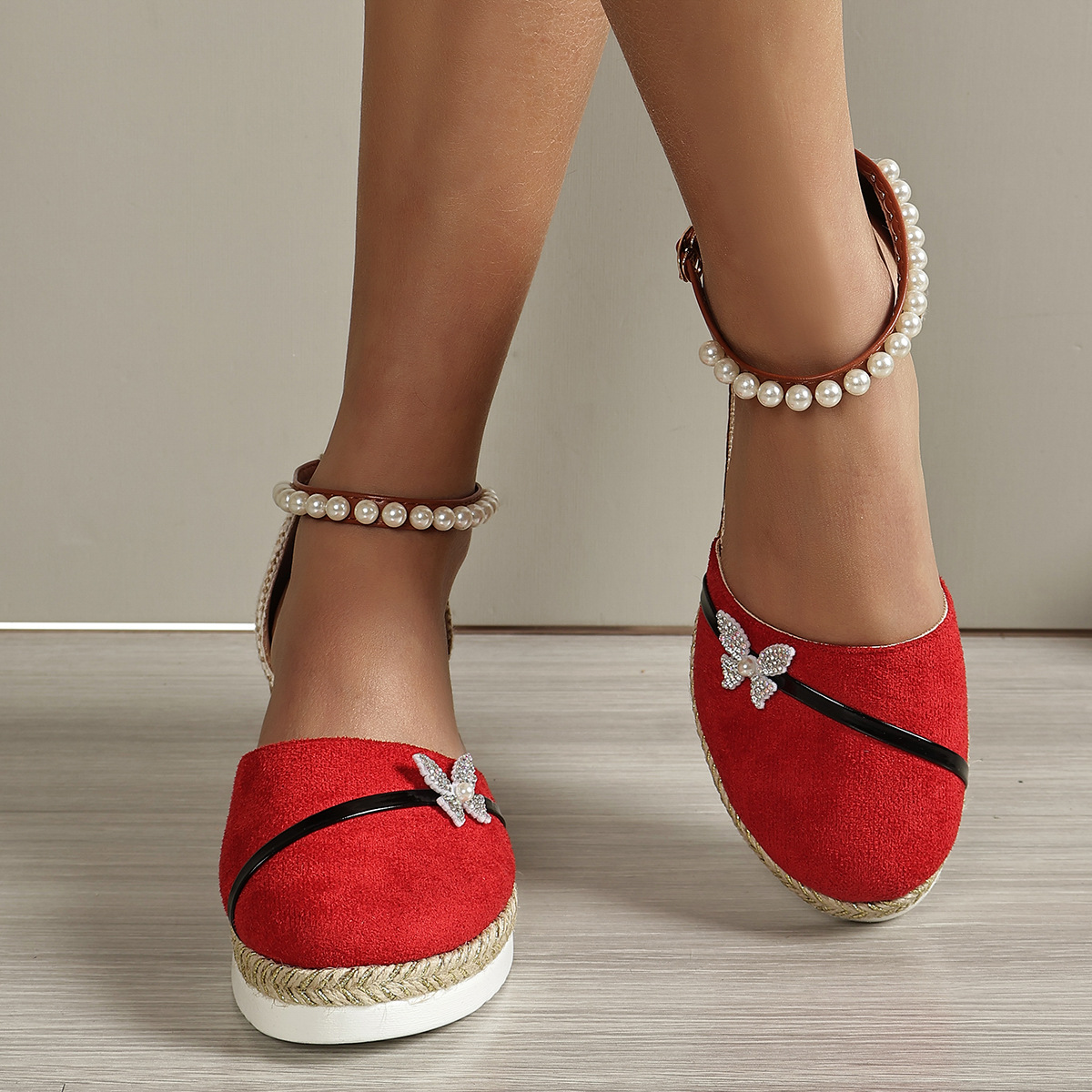 Keilabsatz Sandalen für Damen ⎜ Bequeme Sommerschuhe mit Perlenriemen und geflochtener Sohle