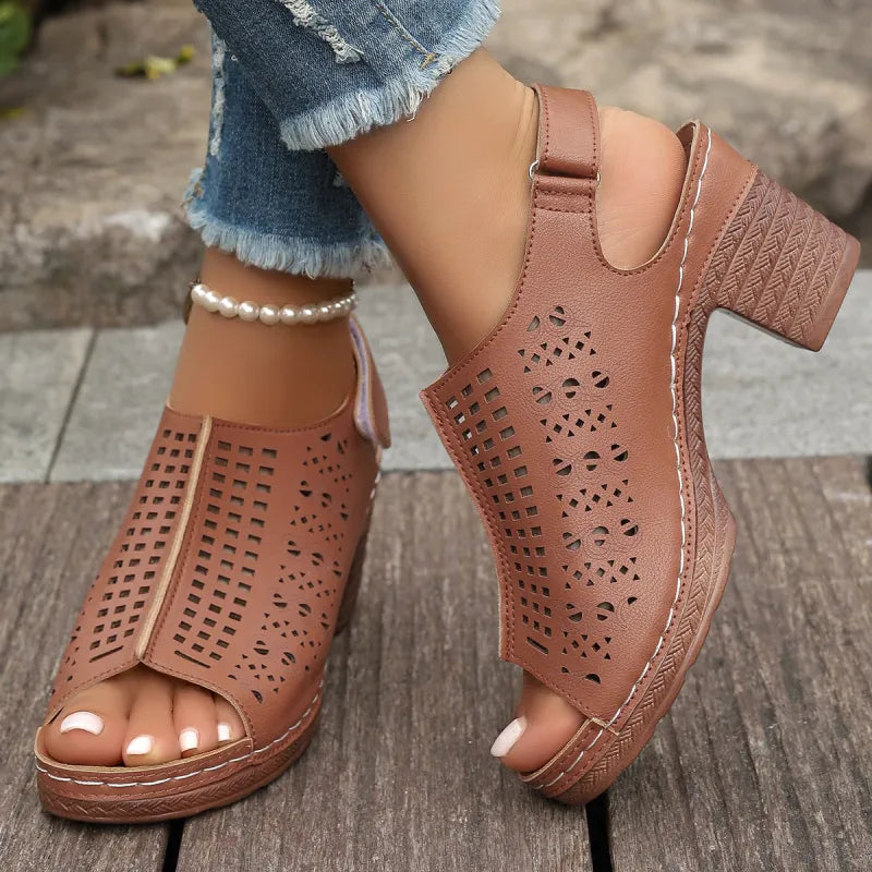 Damen Sandalen mit Blockabsatz ⎜ Bequeme Sommerschuhe im Retro-Stil mit Cut-outs und offener Zehenpartie