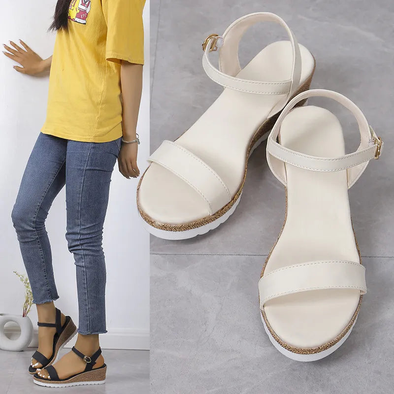 Damen Keilsandaletten mit Schnalle ⎜ Bequeme Sommerschuhe mit leichter Sohle und Absatz für mehr Komfort