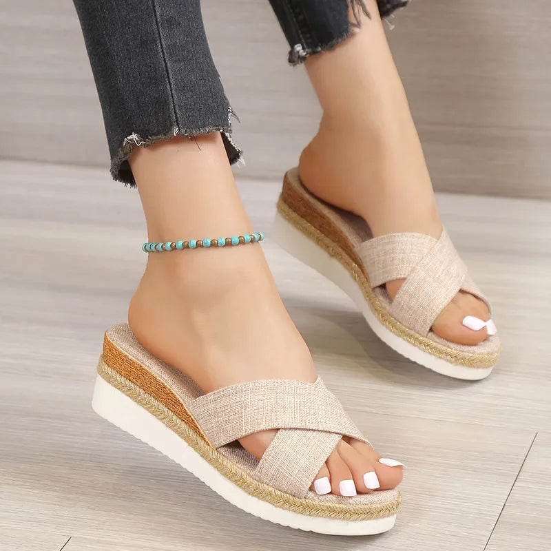 Damen Keilabsatz Slipper ⎜ Bequeme Sommerschuhe mit Kreuzriemen und Offenem Design für Alltag & Freizeit
