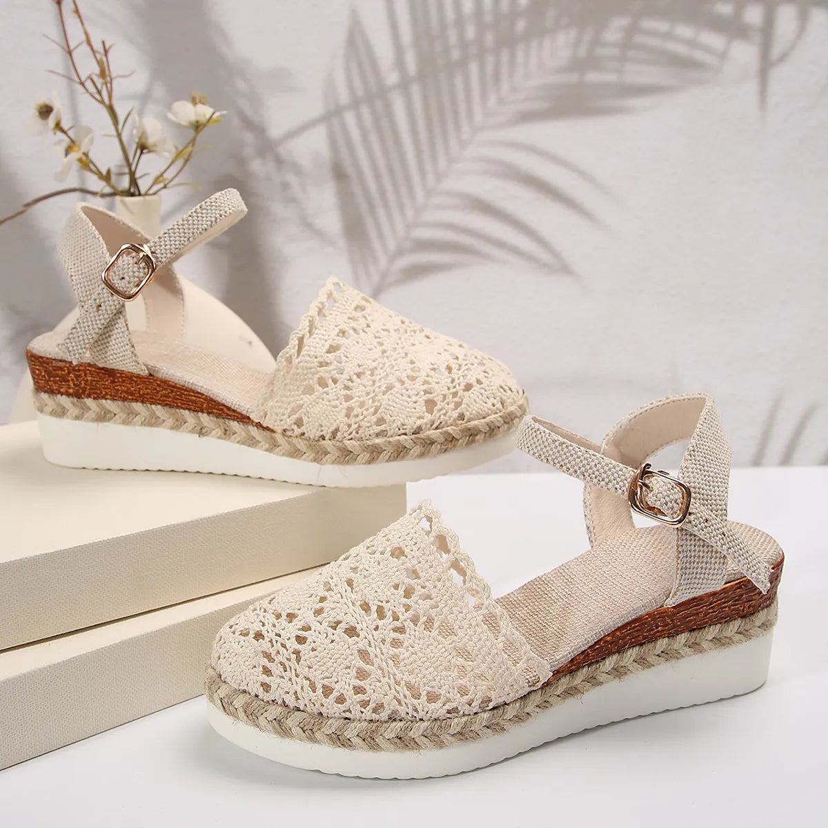 Damen Sandalen mit Schnalle ⎜ Geflochtenes Design mit luftigen Aussparungen für Sommer und Freizeit