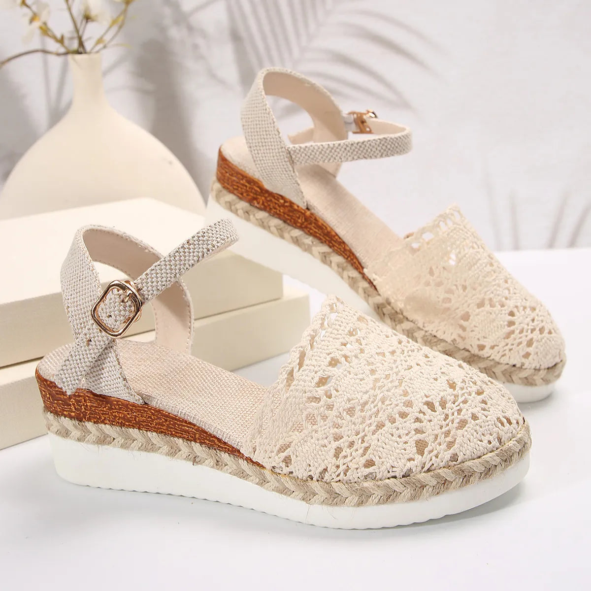 Damen Sandalen mit Schnalle ⎜ Geflochtenes Design mit luftigen Aussparungen für Sommer und Freizeit