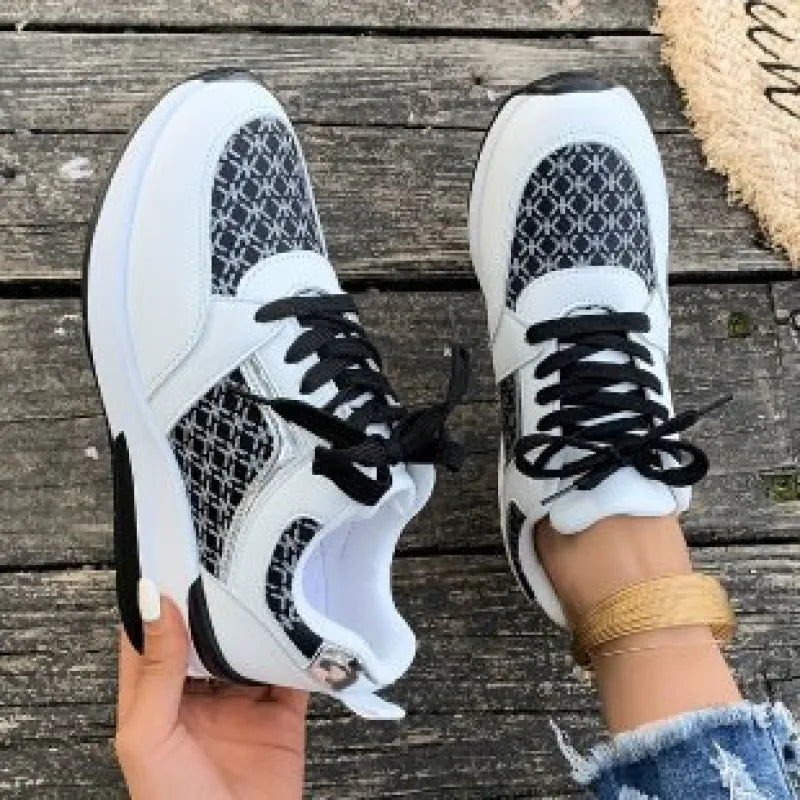 Damen Sneakers ⎜ Modische Schnürschuhe mit dicker Sohle und eleganten Akzenten für den Alltag