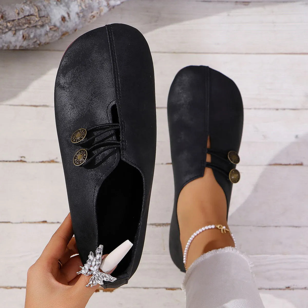 Slipper für Damen ⎜ Bequeme Flats mit Dekorativen Knöpfen und Klassischem Design