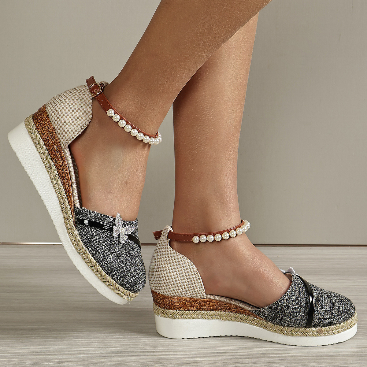 Keilabsatz Sandalen für Damen ⎜ Bequeme Sommerschuhe mit Perlenriemen und geflochtener Sohle