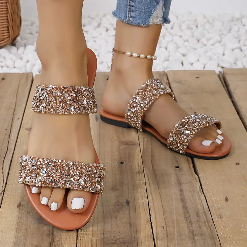 Damen Flache Slipper ⎜ Bequeme Sommerschuhe mit Doppelriemen und Glitzerdekor für Alltag & Freizeit