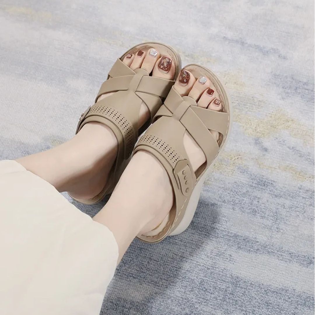 Damen Keilabsatz Sandalen ⎜ Bequeme Sommerschuhe mit Kreuzriemen und Rutschfester Sohle für Alltag & Strand