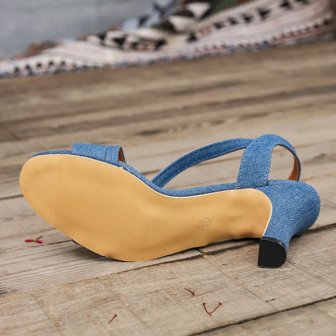 Damen Sandalen mit Absatz ⎜ Modische Schuhe im Denim-Look mit verstellbarem Knöchelriemen