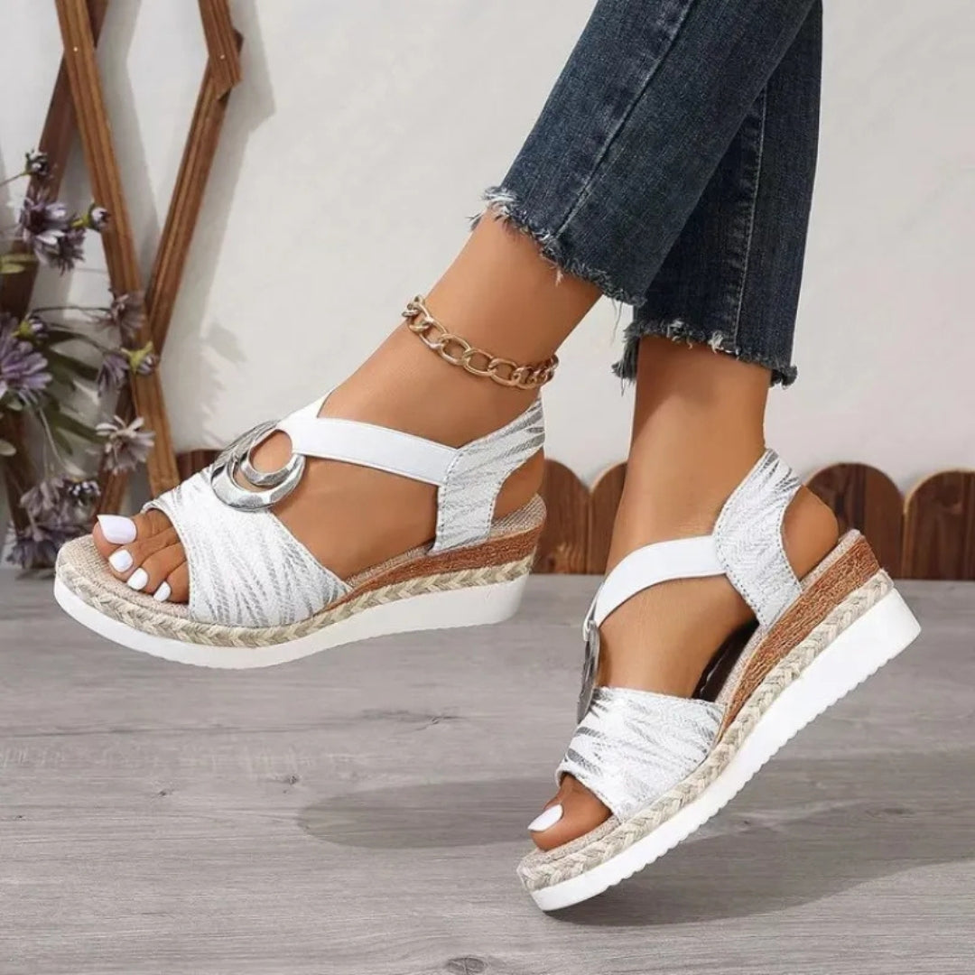 Keilsandalen für Damen ⎜ Offene Sommerschuhe mit Metallring Jutekante und Bequemer Plateausohle