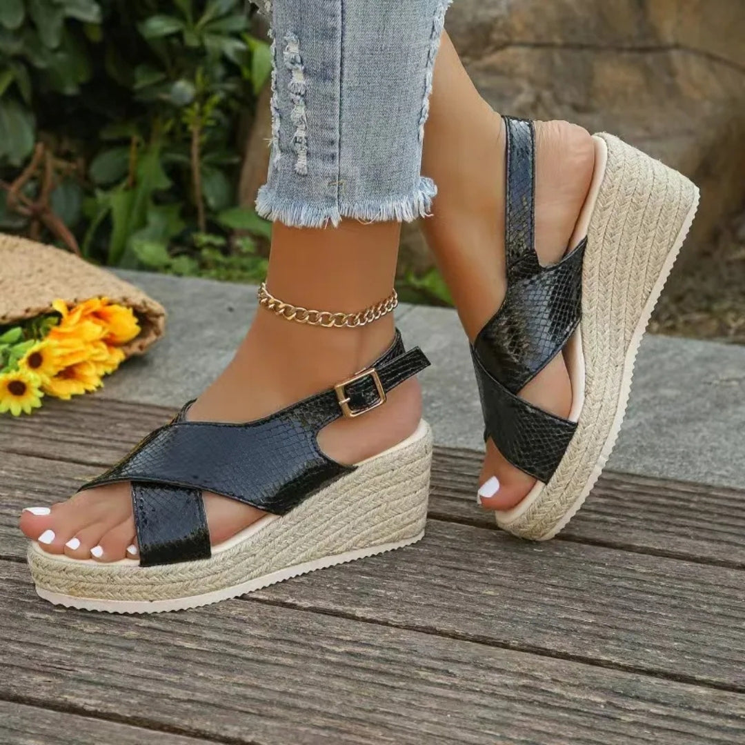 Plateausandalen für Damen ⎜ Bequeme Sommerschuhe mit Schlangenprägung und Jutekante In Glänzender Optik