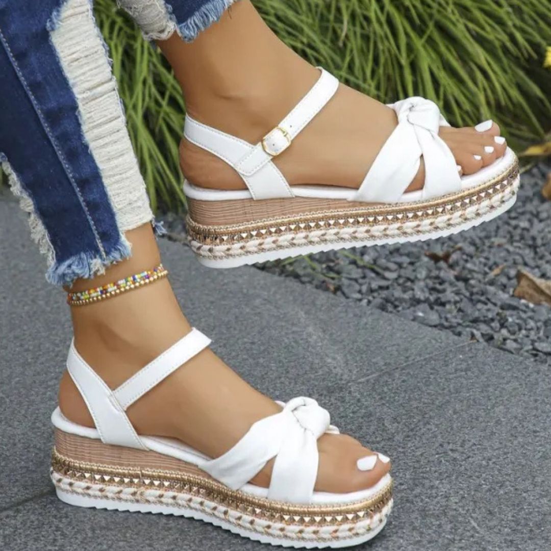 Plateausandalen für Damen ⎜ Sommerliche Schuhe mit Knoten-Design und dekorativer Bastsohle in Komfortweite