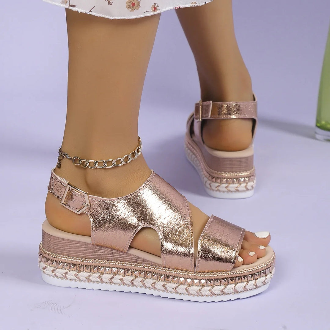 Keilsandalen für Damen ⎜ Bequeme Sommerschuhe mit Elastikband und Rutschfester Sohle In Metallic-Optik