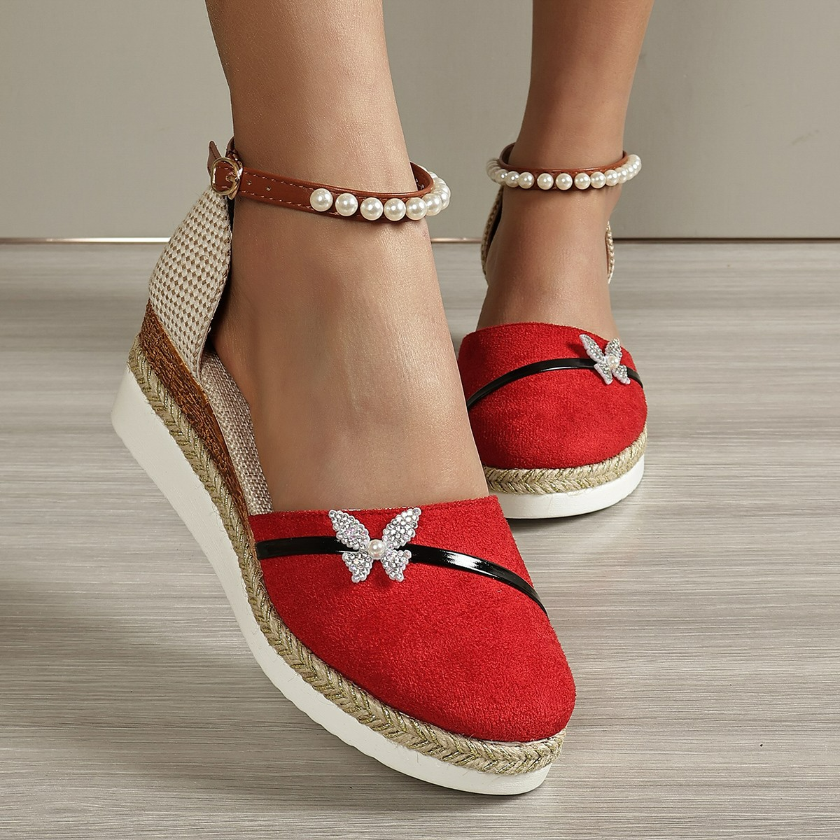 Keilabsatz Sandalen für Damen ⎜ Bequeme Sommerschuhe mit Perlenriemen und geflochtener Sohle
