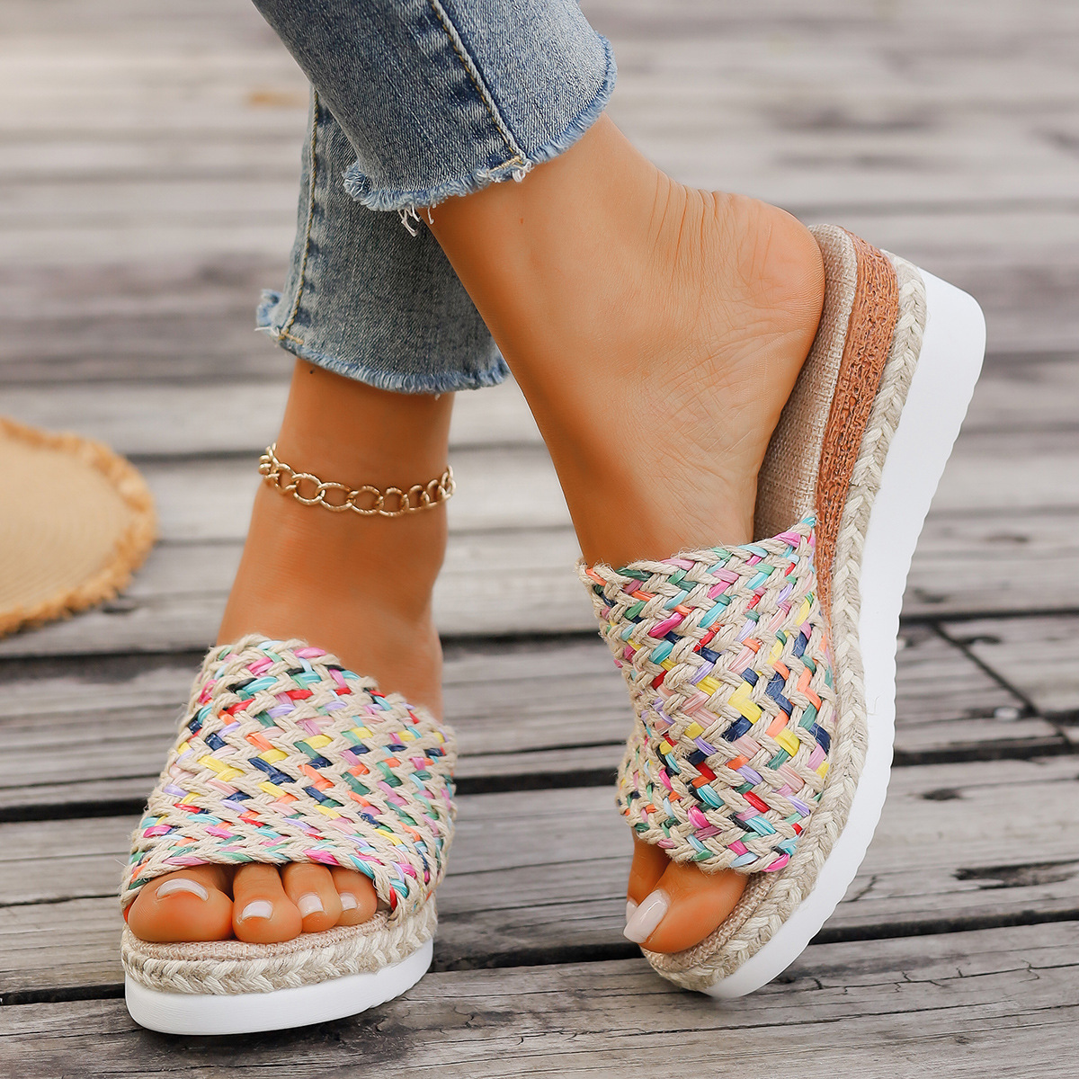 Damen Farbiges Wedge-Slipper-Design ⎜ Bequeme Rutschsichere Sandalen mit Hanfseil-Optik und dickem Absatz