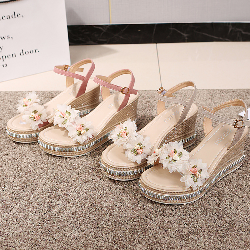 Damen Keilsandaletten Sommer ⎜ Bequeme Plateausandalen mit Blumenapplikationen und verstellbarem Knöchelriemen