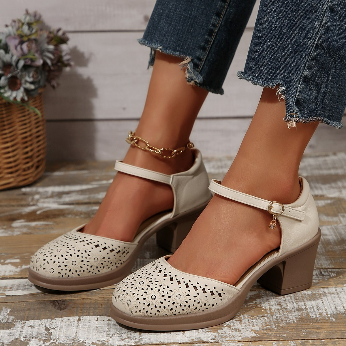 Damen Pumps mit Blockabsatz ⎜ Bequeme Schuhe mit Schnallenriemen und luftigen Ausstanzungen