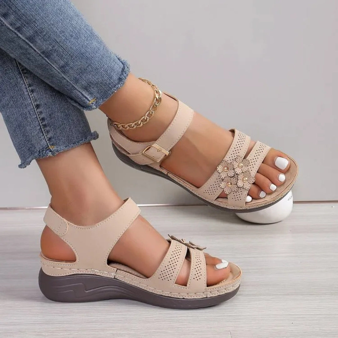 Keilsandalen für Damen ⎜ Bequeme Sommerschuhe mit Blumenapplikation und Rutschfester Sohle für Alltag