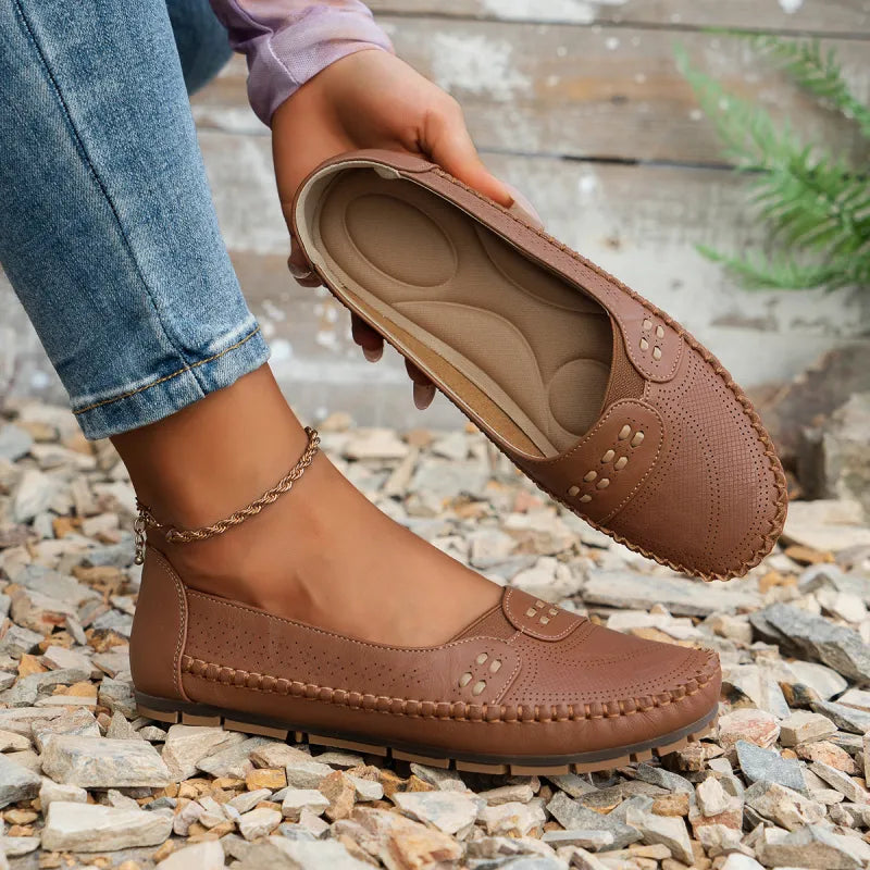 Loafers für Damen ⎜ Bequeme Flache Schuhe mit Perforiertem Design und Ziernähten