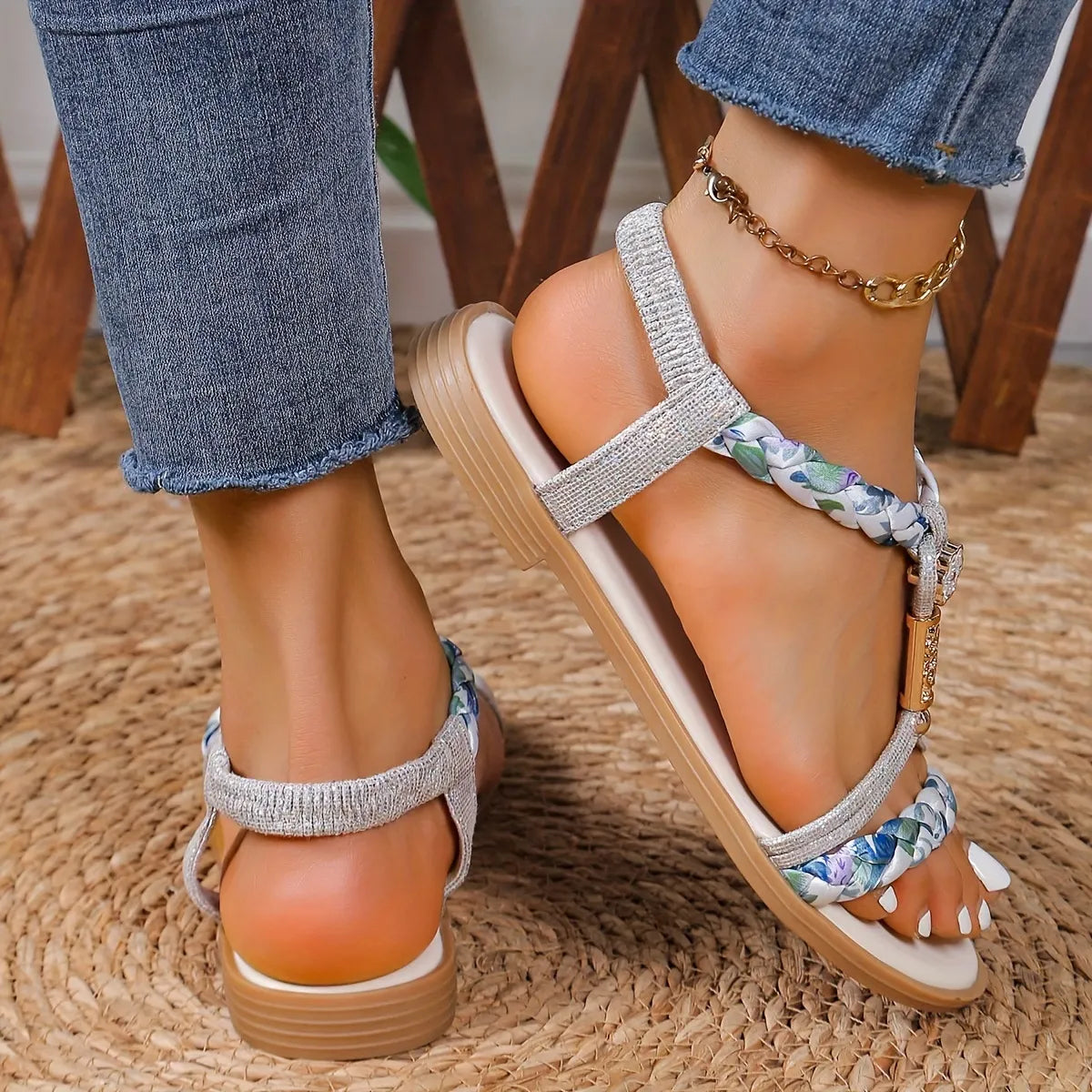 Damen Flache Sandalen ⎜ Bequeme Schuhe mit geflochtenem Design und funkelnden Details