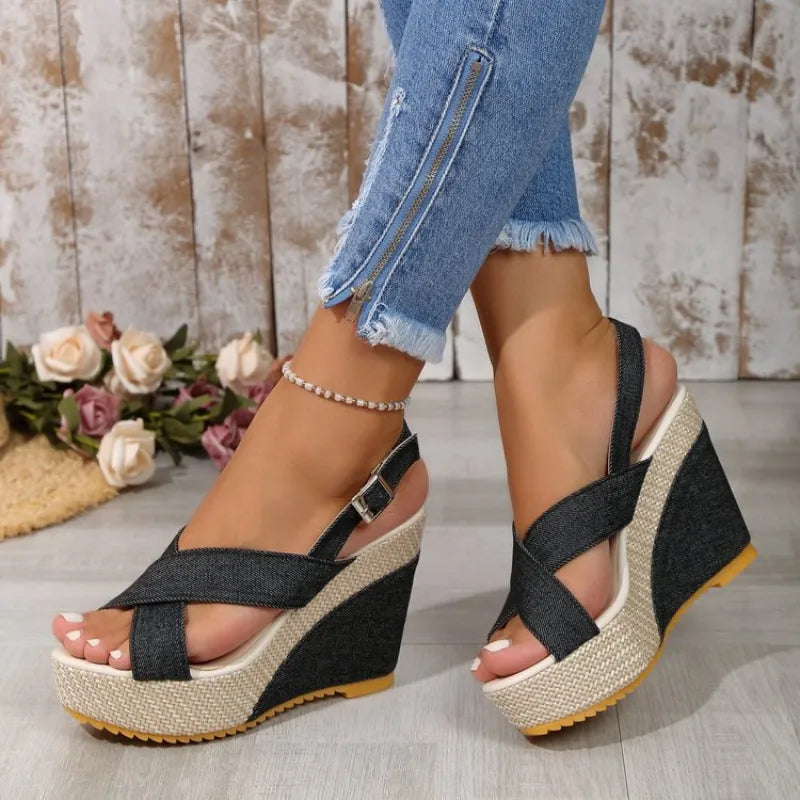 Damen Plateau Keilsandalen mit Riemen ⎜ Bequeme Sommerschuhe in Jeansoptik für Alltag und Freizeit
